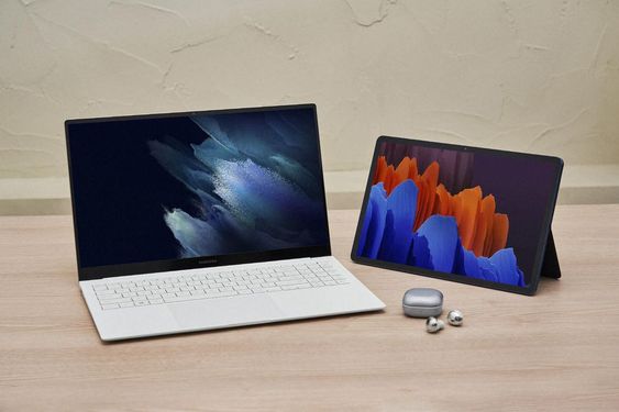 DitCompany's tweet image. Samsung Galaxy Book Pro, Pro 360 Laptops 
Available 13-and 15-inch sizes 
#clamshell #2in1 #designs #pro #models 
#seamlessly #galaxy #devices #technology 
#gadgets #greatbuy #affordable #bestdeal 
#business #trading #dubai #uae #dubailife 
@DitCompany