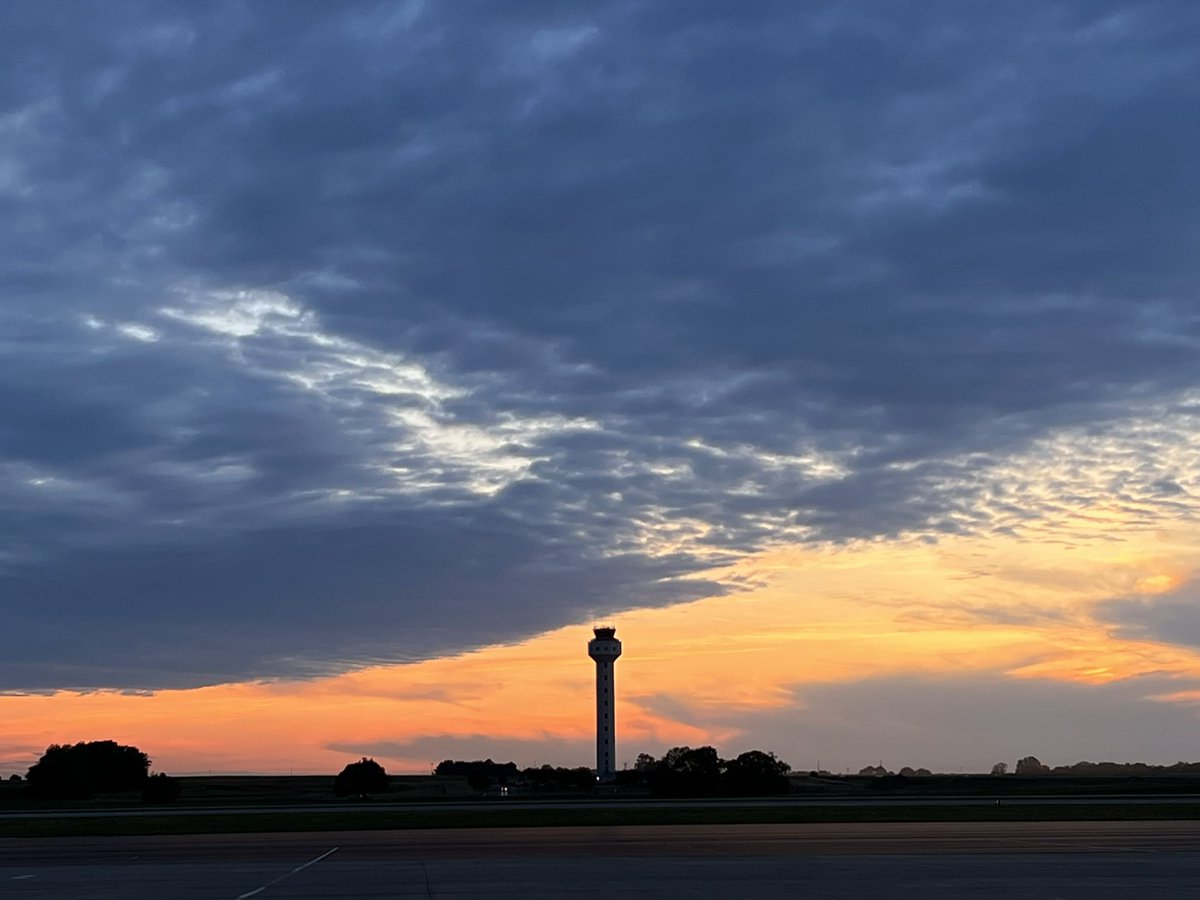 SciFiWayne1969's tweet photo. Sunset at @FlyHSV today 25 APR 2023. #sunset #sunsetphotography #sunsetpicture #sunsetpics https://t.co/iFvNBPW6h6