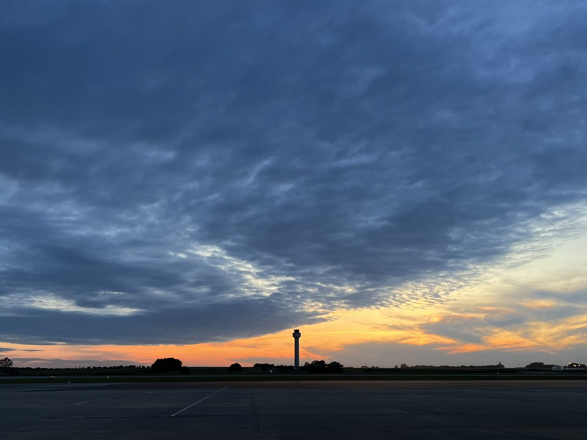 SciFiWayne1969's tweet photo. Sunset at @FlyHSV today 25 APR 2023. #sunset #sunsetphotography #sunsetpicture #sunsetpics https://t.co/iFvNBPW6h6