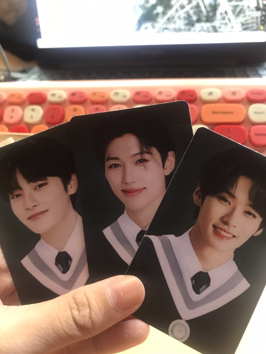 absnibbokie's tweet photo. dumating na yung mga lasalista ko 🥰
they arrived safely! packaging is so neat and i like the quality sm^^, what a motivation to graduate 👩🎓 thank uuuu @boonbns
💌#boonproofs #skzgrads https://t.co/nEEZ5OcdZ2