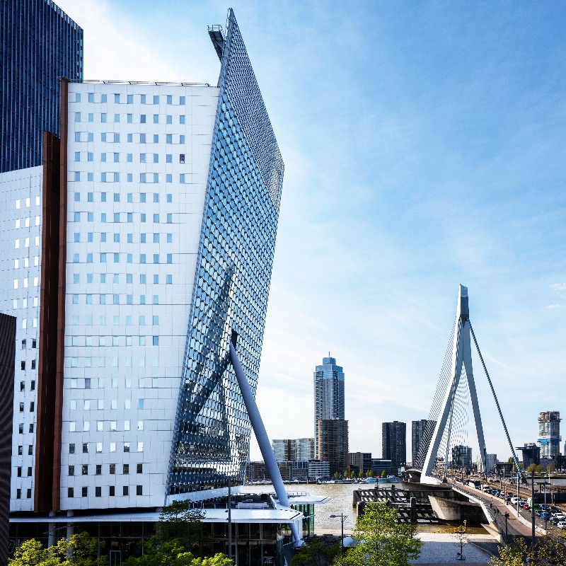 KPN's tweet photo. Zojuist hebben we bekend gemaakt dat we de glasvezelnetwerken van Primevest overnemen. Met 127K adressen in Den Haag, Eindhoven en Rotterdam rollen we ons #glasvezelnetwerk verder uit. De overname is in lijn met de ambitie om 80% van NL voor eind 2026 van #glasvezel te voorzien.
