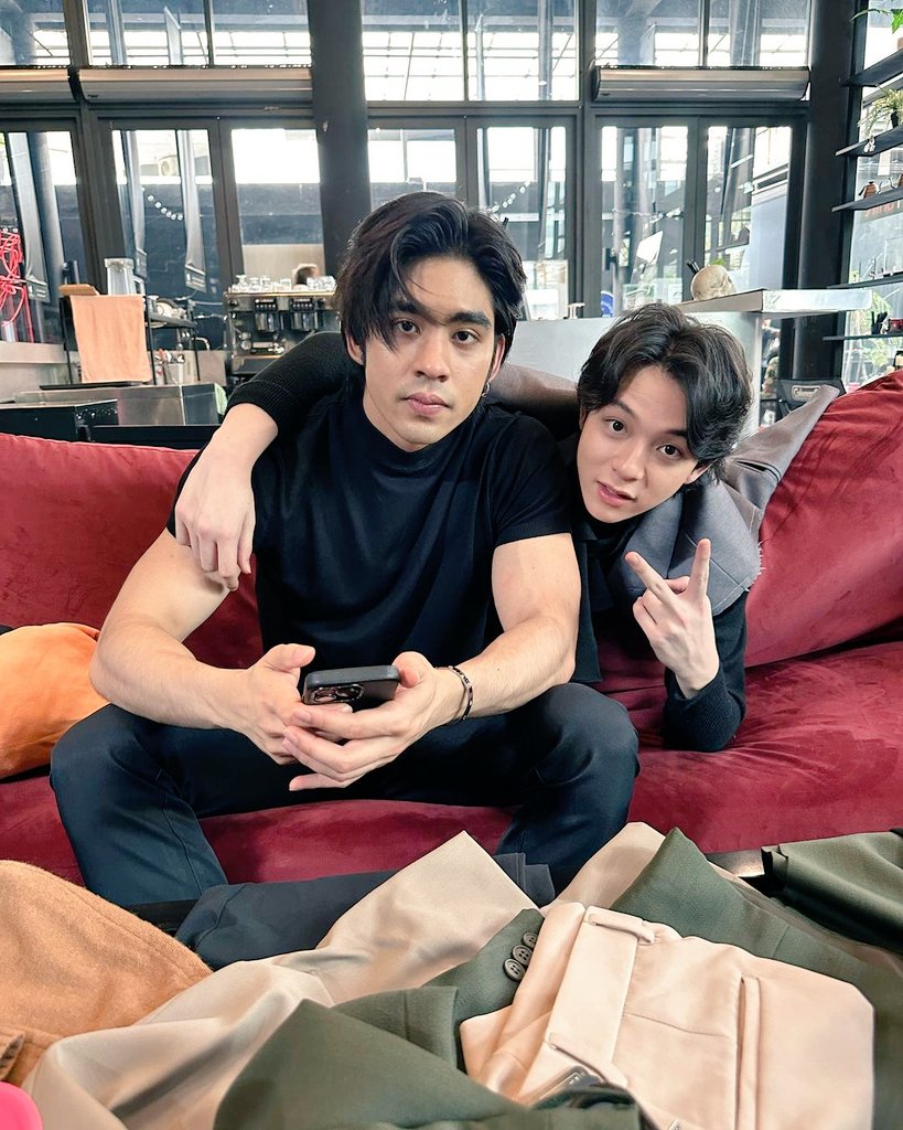 Bangon59629660's tweet photo. ไม่รู้สิ  แค่เห็นเขาอยู่ด้วยกัน  ฉันก็ยิ้มได้ ขอให้ทั้งคู่เติบโตในทางที่ตัวเองหวังทั้งคู่นะ รอดูความสำเร็จของทั้งคู่อยู่น้า✌️✌️❤️❤️  #ดุลบาส   #บาสเด็กอ้วนที่แท้จริง   #dunromch https://t.co/Usd4DbmslU