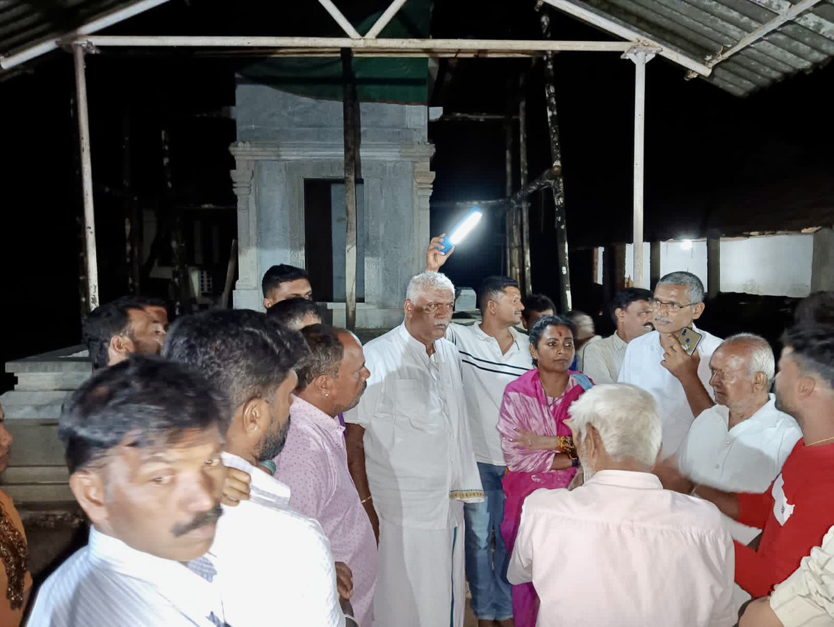 NayanaJhawar's tweet photo. ಇಂದು ಹೆಡೆದಾಳು ಗ್ರಾಮಕ್ಕೆ ಭೇಟಿ ನೀಡಿ ಮತಯಾಚನೆ ಮಾಡಲಾಯಿತು. ಈ ವೇಳೆ ಬ್ಲಾಕ್ ಅಧ್ಯಕ್ಷರಾದ ಶ್ರೀ ಶ್ರೇಣಿಕ್, ಕೆಪಿಸಿಸಿ ಸದಸ್ಯರಾದ ಶ್ರೀ ಪ್ರಭಾಕರ್ ಗೌಡ್ರು, ತಾಲ್ಲೂಕು ಪಂಚಾಯತ್ ಸದಸ್ಯರಾದ ಶ್ರೀ ರಫೀಕ್ ಅವರು ಜತೆಗಿದ್ದರು.
#nayanamotamma #Leader #Congresswomen #CongressParty #chikkamagaluru #mudigere #kalsa https://t.co/1On6ItA9OD