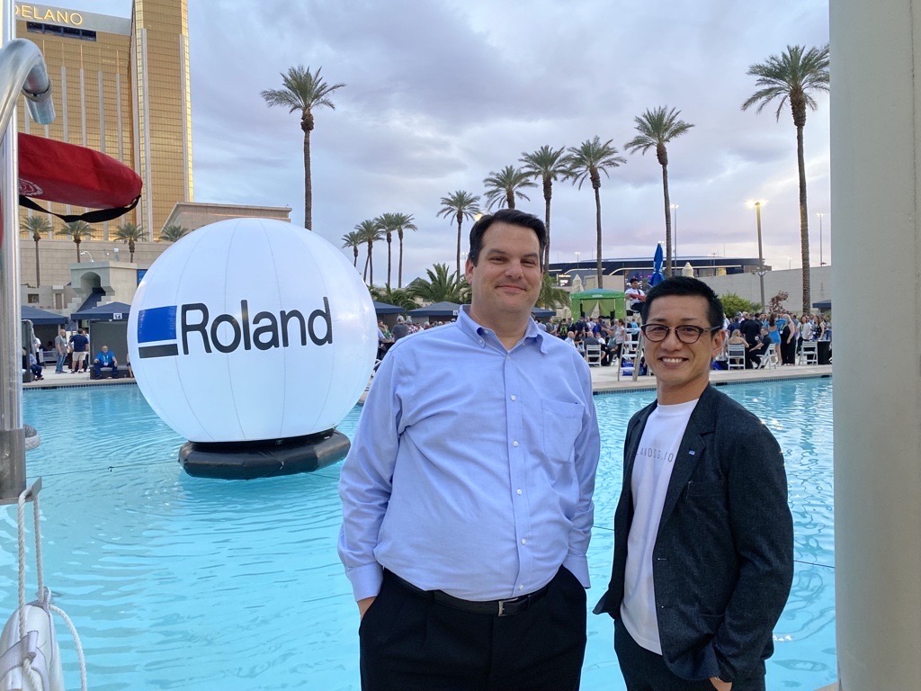 RolandDG_PR's tweet photo. 社長 田部のアメリカ出張記⑨
ISAでは、アメリカ子会社のRoland DGA CorporationがISA Rocksという業界向けパーティーのスポンサーをさせていただきました。その会場の様子をご紹介します。
#ローランドディージー
#ローランドDG
#グローバル企業
#TrueVIS
#DGXPRESS
#VersaOBJECT https://t.co/zLDpiiaSsY