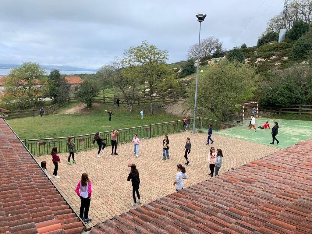 LaSalleInstituc's tweet photo. Good morning! Our students in Year 5 #ILSA_Primaria live their second day at #Corconte. They are enjoying a lot in this English inmersion experience. This is also #NCALaSalle
#BetterTogether #WeAreLaSalle https://t.co/kWAw7hafgT