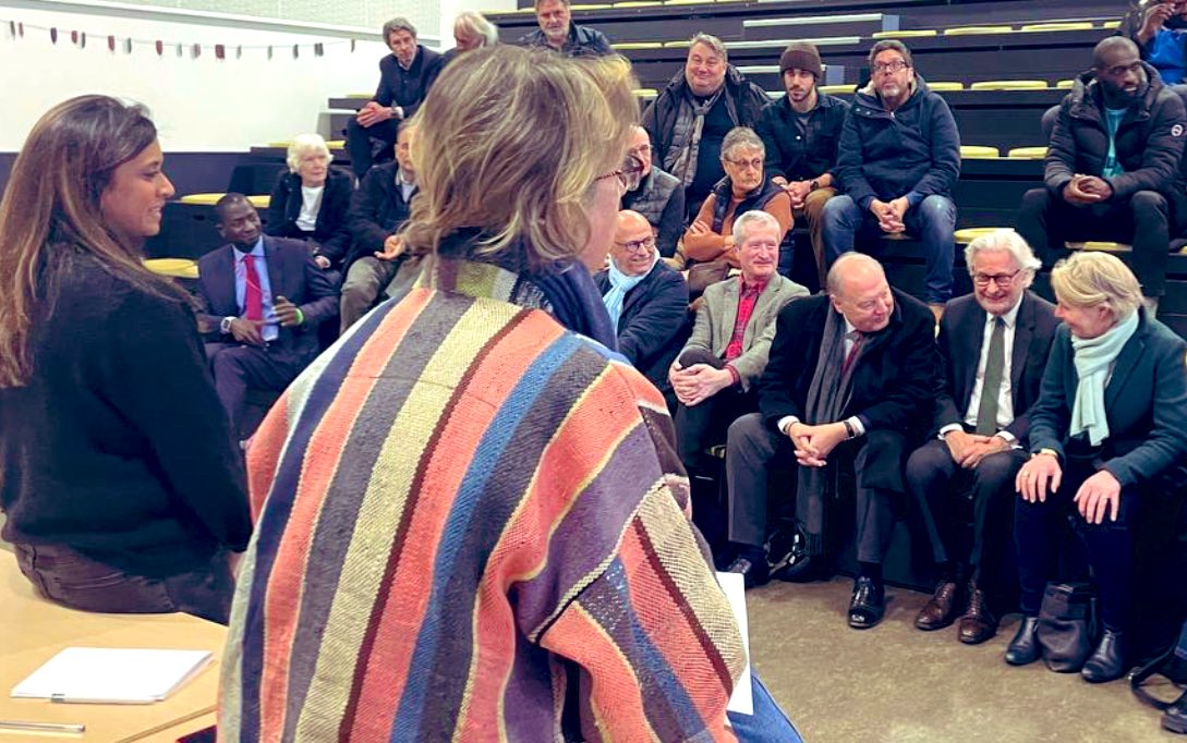 priscathevenot's tweet photo. Derrière le bruit des casseroles, la force du dialogue.

Hier, réunion publique à Chaville, en présence des maires, sénateur, élus locaux, où tous ont pu participer: représentants CGT du 92 et habitants de la circonscription. 

Loin des polémiques, il y a la politique de terrain. https://t.co/MC5SYs3y8x