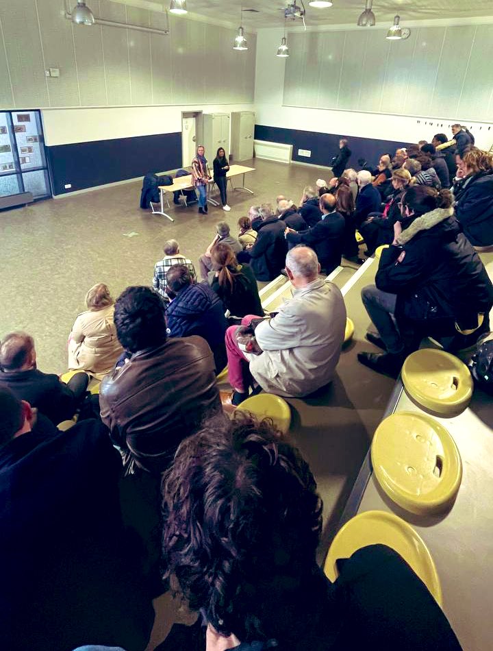 priscathevenot's tweet photo. Derrière le bruit des casseroles, la force du dialogue.

Hier, réunion publique à Chaville, en présence des maires, sénateur, élus locaux, où tous ont pu participer: représentants CGT du 92 et habitants de la circonscription. 

Loin des polémiques, il y a la politique de terrain. https://t.co/MC5SYs3y8x