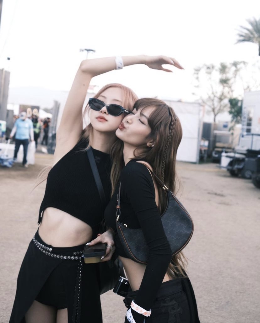 BLINKN4's tweet photo. 幸せすぎゆ☁️ https://t.co/ANsKuVTiLr