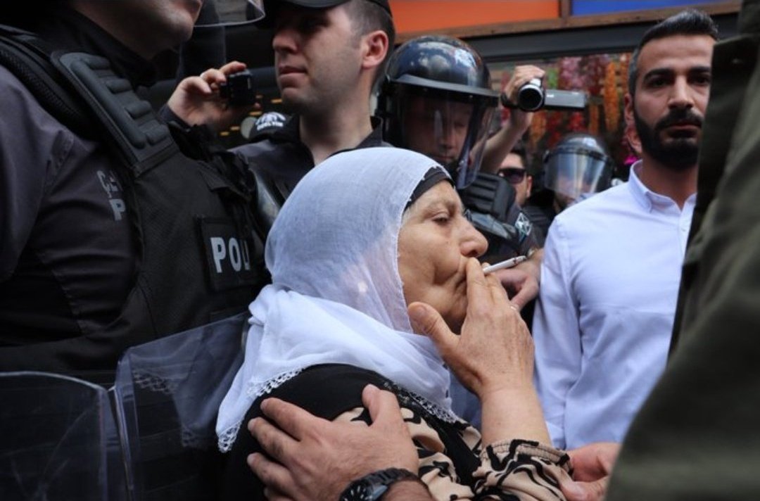 "Ve Kadınlar, bizim
kadınlarımız
Korkunç ve mübarek elleri,
İnce, küçük çeneleri, kocaman
gözleriyle
anamız,
Avradımız, yârimiz
Ve sanki hiç
yaşamamış gibi
ölen
Bizim
kadınlarımız."
#Kaybedeceksiniz 
#Venceremos