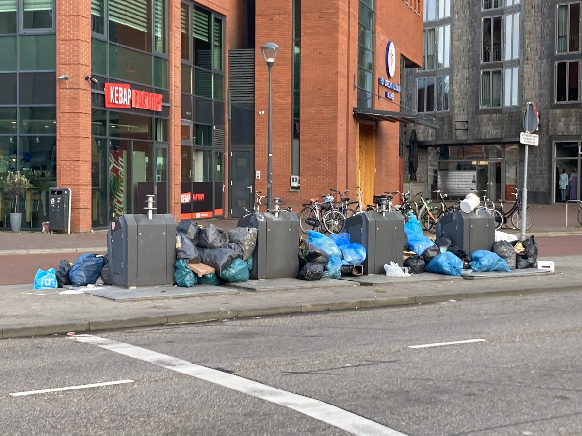 SpecsHanco's tweet photo. Dit is het resultaat als je bedrijfs afval toestaat bij containers voor bewoners.#overlast #gemeenteutrecht #Utrecht https://t.co/JLtSm36pF0