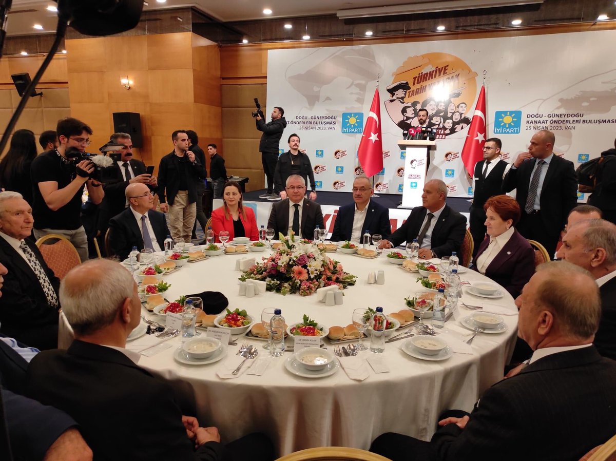 Genel Başkanımız Sayın <a href="/meral_aksener/">Meral Akşener</a> hanımefendiyi Van’da misafir ettik. Kadim Aşiretlerin değerli mensuplarıyla akşam yemekli toplantıda buluşan Genel Başkanımız,  Varlığıyla bizi mutlu etti.
#İyiParti #AzKaldı <a href="/selimozgokce/">selim özgökçe</a> @ErcanCicek65 #Milletİttifakı <a href="/SenginFatih/">Mehmet Fatih ŞENGİN</a>