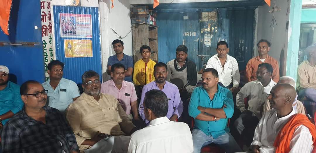 Anilyd777's tweet photo. सिरसिया हनुमानगंज पंचायत के महथावा बाजार में समाजवादी साथी,श्री शिवनारायण साह की पत्नी के शांति भोज में शामिल हुआ एवं मृतात्मा पंचायत समिति सदस्य को पुष्पांजलि अर्पित किया! @RJDforIndia @yadavtejashwi @sanjuydv @TejashwiOffice https://t.co/fXQZZ7FAN2