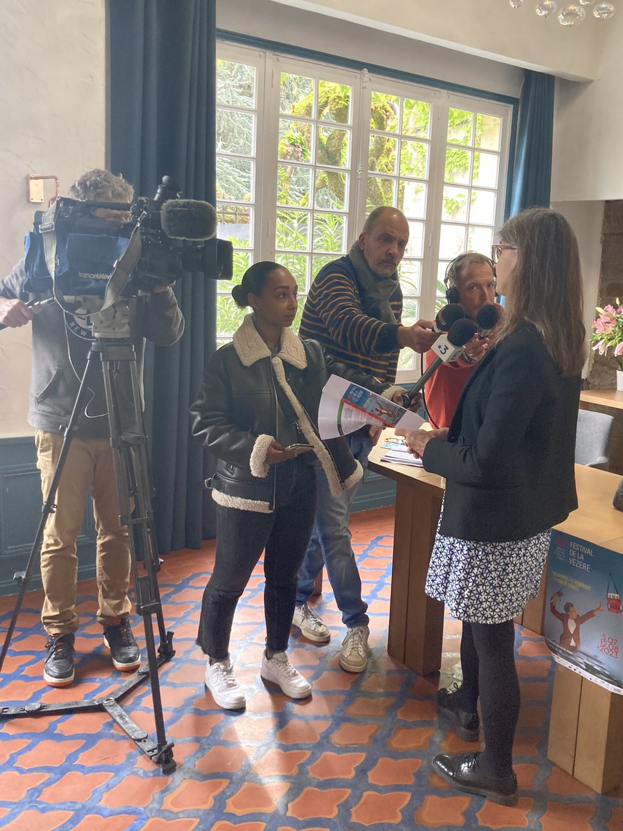 festivalVezere's tweet photo. Hier, conférence de presse 42e Festival de la Vézère ! Ouverture de la billetterie vendredi 14h.
21 évènements / 150 artistes / 13 lieux du patrimoine Corrézien.
Du 5 juillet au 12 août.
#festival #musiqueclassique #42eFDV
@FlorencePetros https://t.co/mobNr85ndo