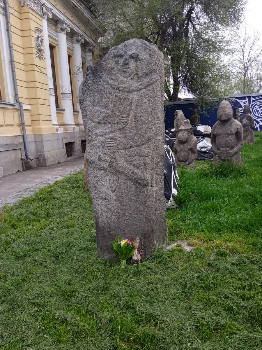 museum1849's tweet image. Паска і квіти біля скіфа, як відлуння поминального ритуалу.
Містяни майже кожен рік в поминальні дні приносять такі от "подарунки" до наших ідолів.