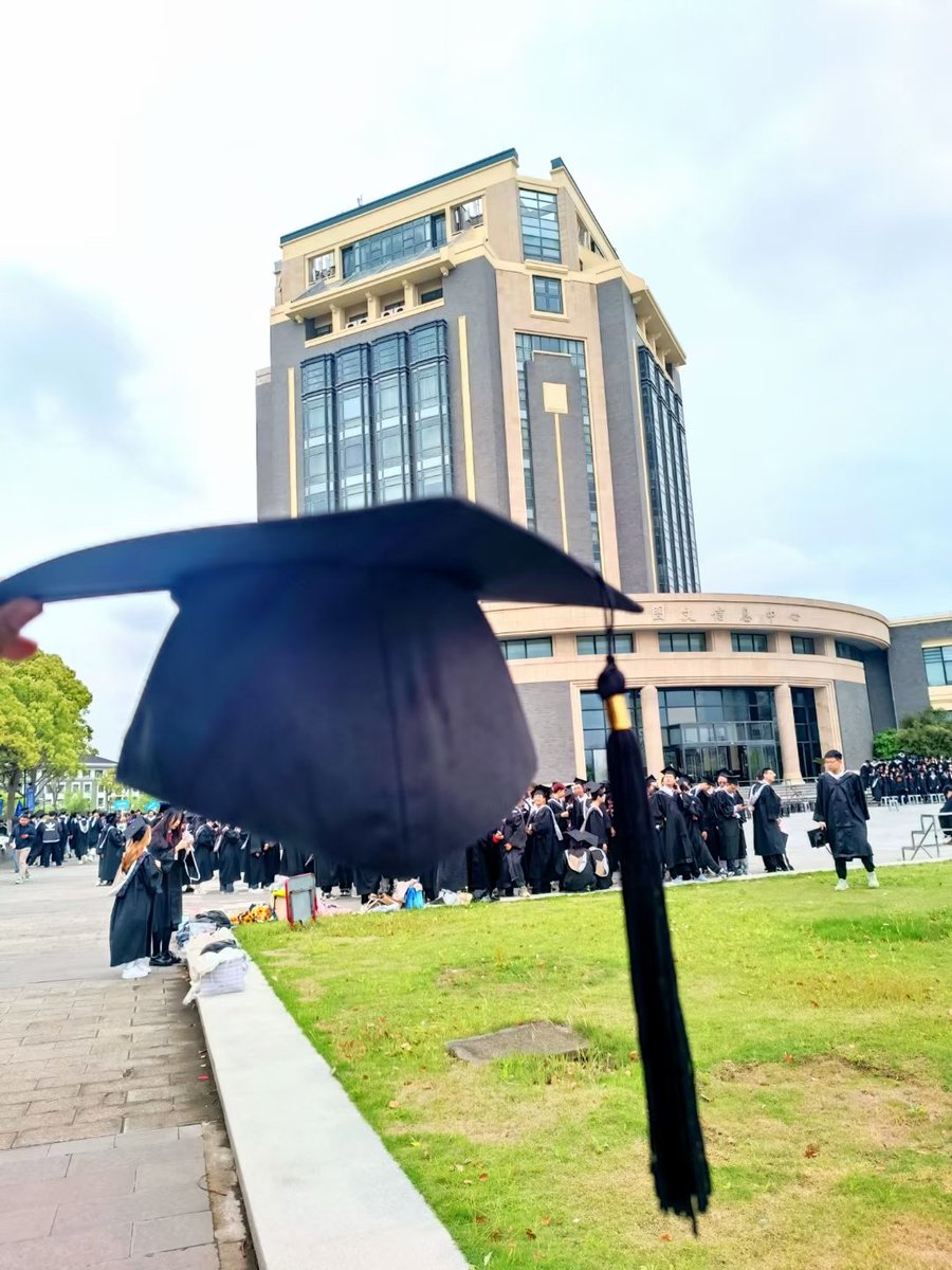 caiquan_1's tweet photo. 🎓+🗞️=👨‍���� https://t.co/0WB0PABruV