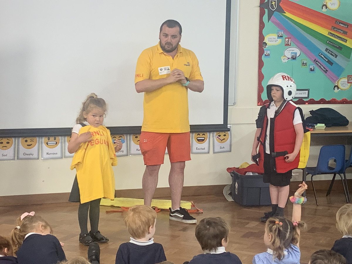 ConstantineSch2's tweet photo. A great visit from Matt and the RNLI beach lifeguards - learning about: beach flags, onshore and offshore winds, what to do if tired or swept out in a rip, how lifeguards can help you and how to call for help @Kernow_Learning  #meetthelifeguards #RNLI @RNLI https://t.co/NYz5ZBb9MD