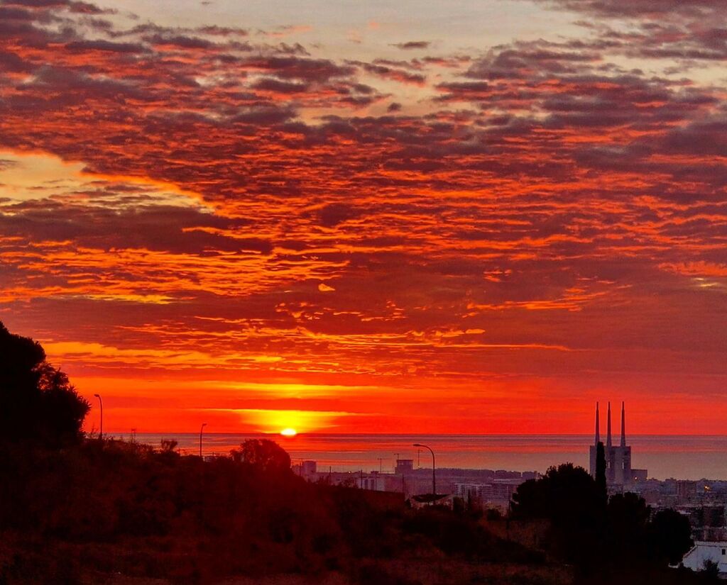 aortizdp's tweet photo. Bon dia! 

#hortaguinardo #Barcelona #Catalunya #albada #sortidadesol #dawn #sunrise #alba #salidadelsol
...
#catalunyagrafias #catalunyaexperience #ok_allpics #catalunya_natura #poblacions_de_catalunya #paisatgesdecatalunya
#quebonicaescatalunya #ig_cat… https://t.co/3ujX2E58yh https://t.co/V97JixTvNL