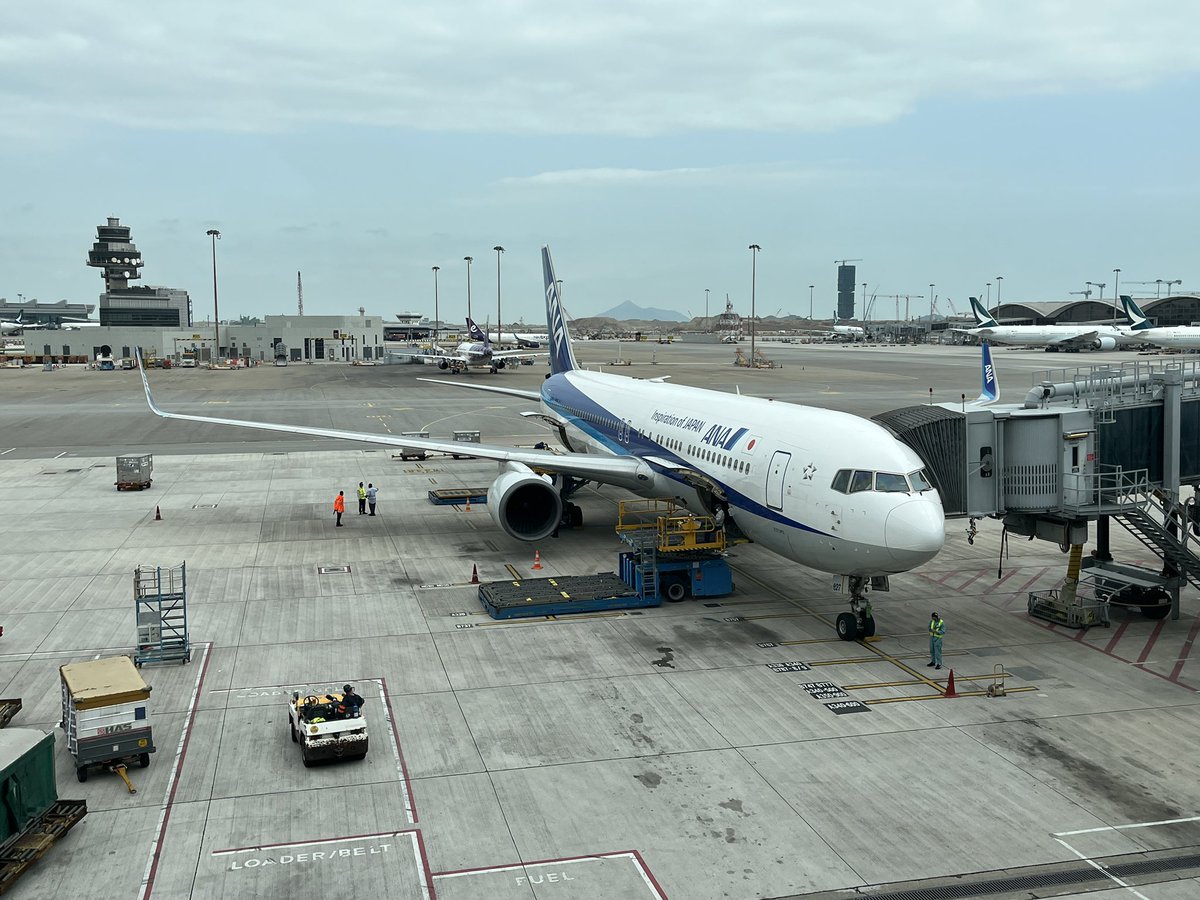 hiro_irs's tweet photo. 香港から成田に着陸🛬

な、な、なんと、健康状態とかワクチン接種の状況を申告した、Visit Japanアプリ。

一度も見せる事なく入国出来たんですけど😅

申告しなくちゃダメですか❓

何もなくスムースに入国出来るのは助かりますけど（笑）

#成田空港 #検疫 https://t.co/zXCq8dLIb1