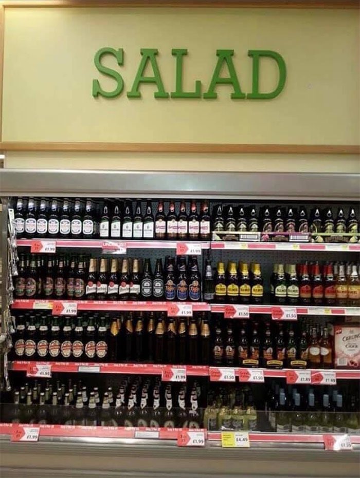 Grantscheam's tweet photo. Das Salatangebot ist in anderen Ländern weitaus ansprechender. https://t.co/z6JaDlvFYM