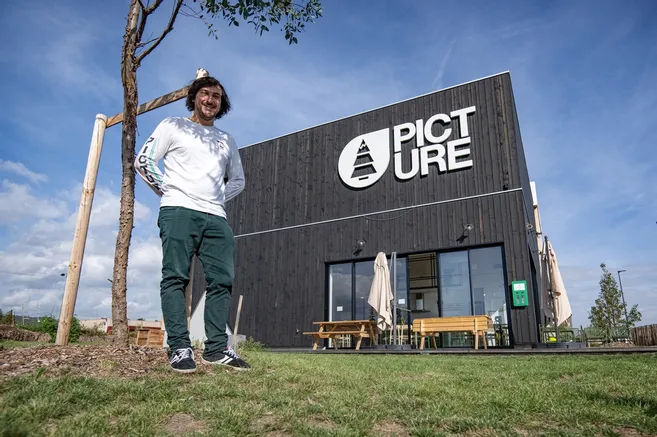 lamontagne_fr's tweet photo. #PuyDeDome #Economie 
"On existe grâce à eux, on n’oublie pas d’où l’on vient" : #Picture privilégie ses revendeurs de terrain au site marchand

▶️ https://t.co/y3LnBXfkLY https://t.co/JoGrax2Er1