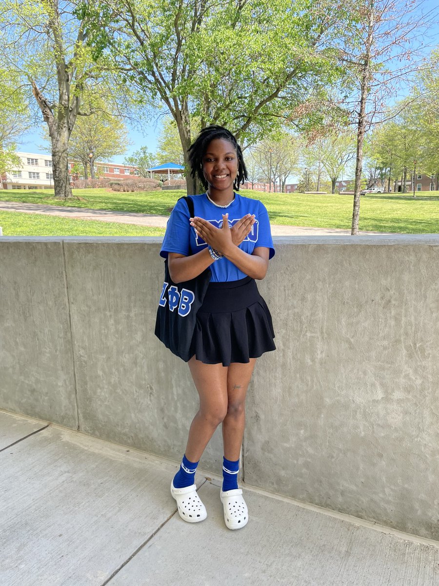 riahirie's tweet photo. my bad twitter I left y’all out 🤭💙🤍 https://t.co/5e9GKXg7kQ