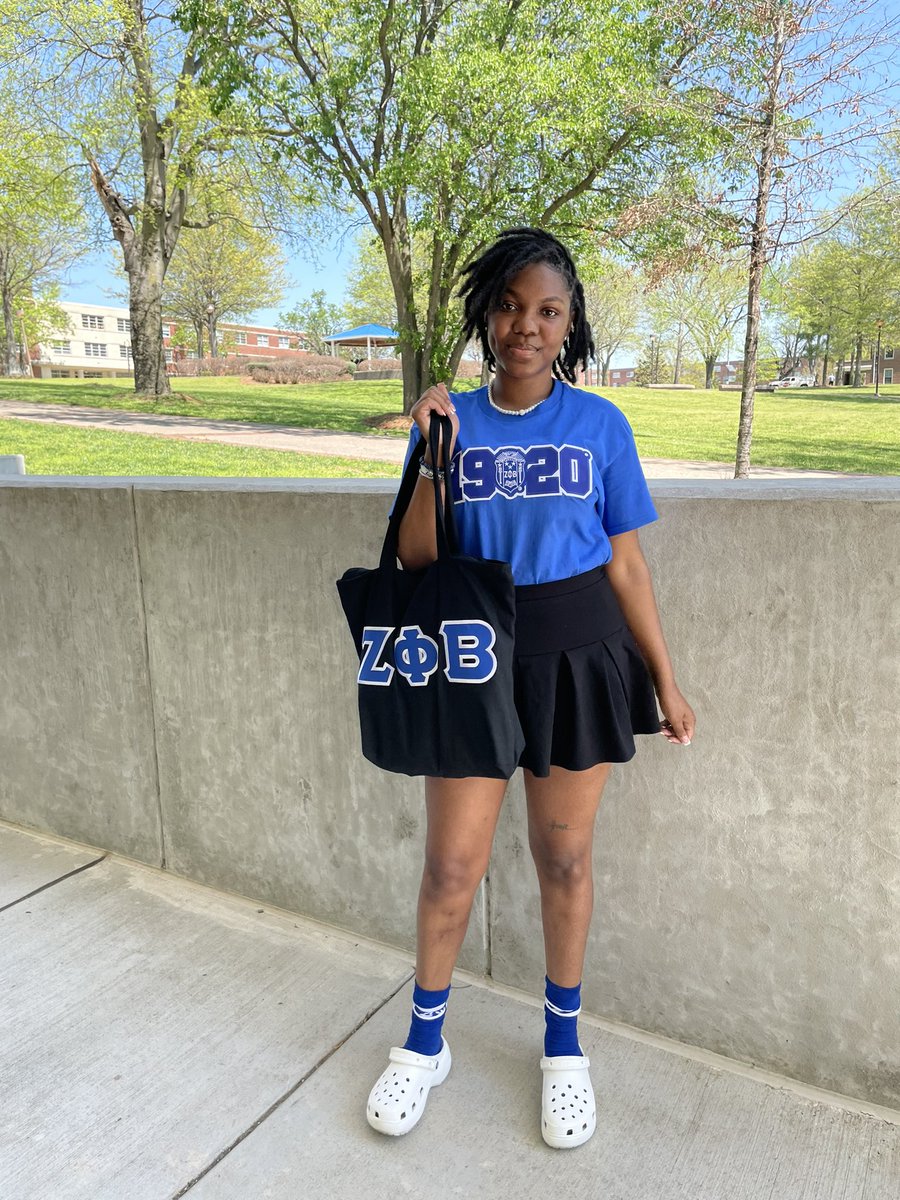 riahirie's tweet photo. my bad twitter I left y’all out 🤭💙🤍 https://t.co/5e9GKXg7kQ