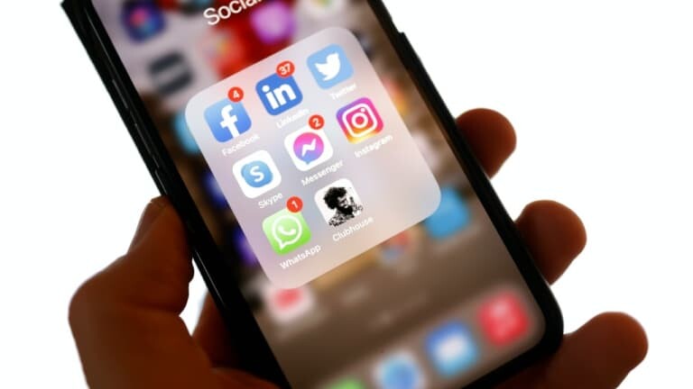 BFMTV's tweet photo. Contre la haine en ligne, le gouvernement envisage une interdiction de réseaux sociaux
https://t.co/QdMZ9ORAIi https://t.co/VkcWolSTJB