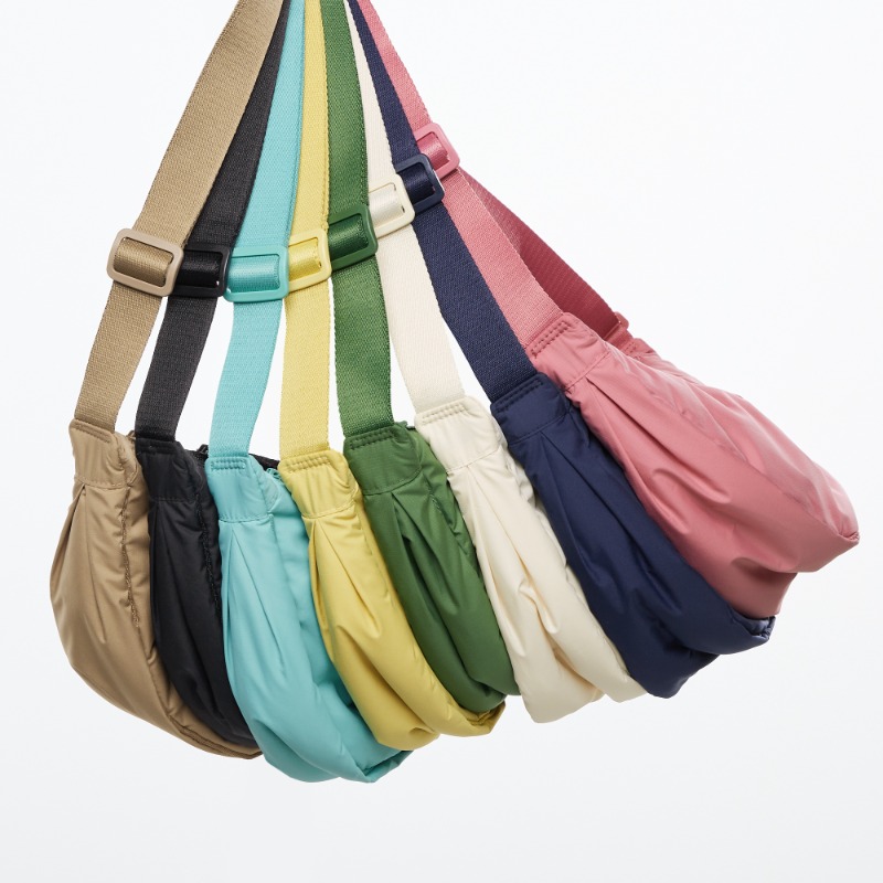 UniqloThailand's tweet photo. กระเป๋าสุดฮิต ดีไซน์ทรงกลมขนาดกำลังพอดี มีช่องใส่สมาร์ทโฟนและกุญแจแสนสะดวก แมทช์กับเสื้อผ้าเข้ากับทุกลุคได้อย่างลงตัว

ช้อปเลย! https://t.co/I0AumsmK9x

#UniqloThailand #UniqloBag #RoundMiniShoulderBag #กระเป๋าสะพายข้าง #กระเป๋า #กระเป๋ายูนิโคล่ #กระเป๋าสะพายไหล่ https://t.co/laeWLQOgis