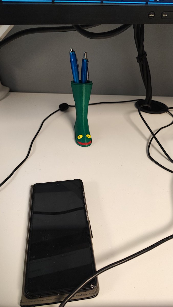 GalacticTang's tweet photo. @ErrnieGerrn @playrust Took mine to the office 🐸 https://t.co/5gqy8ZXrP2