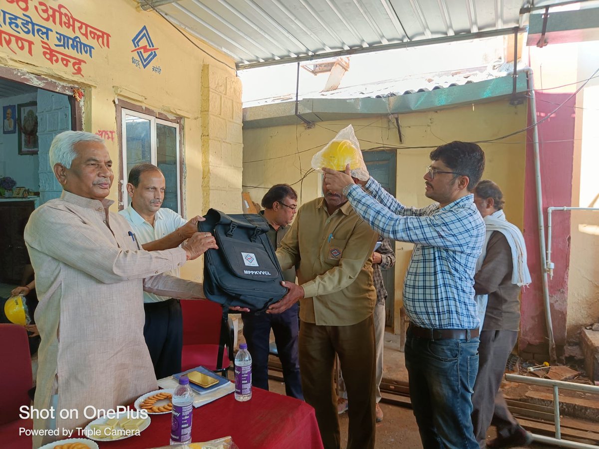 Se_MPEB_Shahdol's tweet photo. @mpeastdiscom  @CEShahdolRegion   माननीय विधायक जयसिंह नगर श्री जय सिंह मरावी जी  के द्वारा शहडोल संभाग के लाइन कर्मचारियों को सुरक्षा उपकरण वितरित किया गया एवं सुरक्षा पूर्वक कार्य करने हेतु निर्देशित किया गया https://t.co/rovLtGdorW