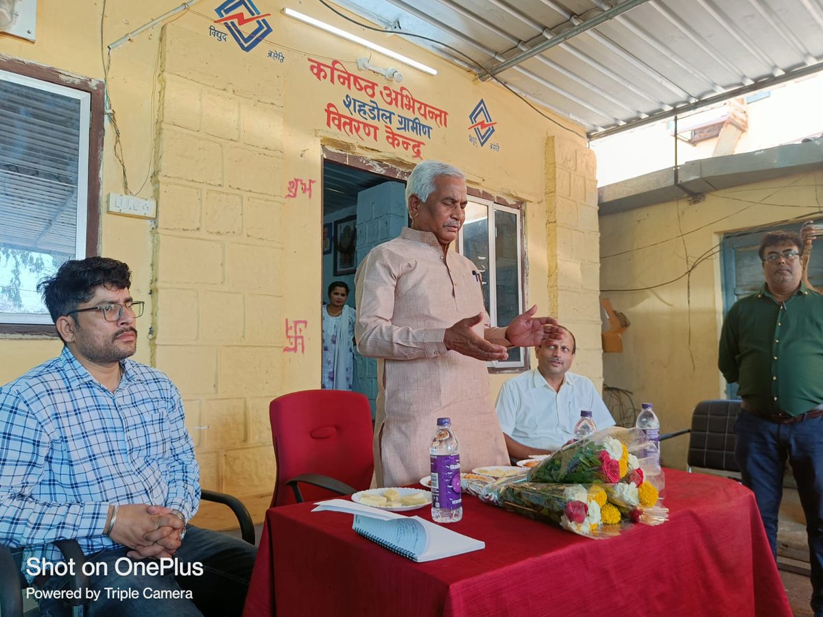 Se_MPEB_Shahdol's tweet photo. @mpeastdiscom  @CEShahdolRegion   माननीय विधायक जयसिंह नगर श्री जय सिंह मरावी जी  के द्वारा शहडोल संभाग के लाइन कर्मचारियों को सुरक्षा उपकरण वितरित किया गया एवं सुरक्षा पूर्वक कार्य करने हेतु निर्देशित किया गया https://t.co/rovLtGdorW