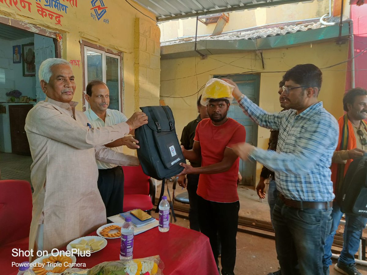 Se_MPEB_Shahdol's tweet photo. @mpeastdiscom  @CEShahdolRegion   माननीय विधायक जयसिंह नगर श्री जय सिंह मरावी जी  के द्वारा शहडोल संभाग के लाइन कर्मचारियों को सुरक्षा उपकरण वितरित किया गया एवं सुरक्षा पूर्वक कार्य करने हेतु निर्देशित किया गया https://t.co/rovLtGdorW