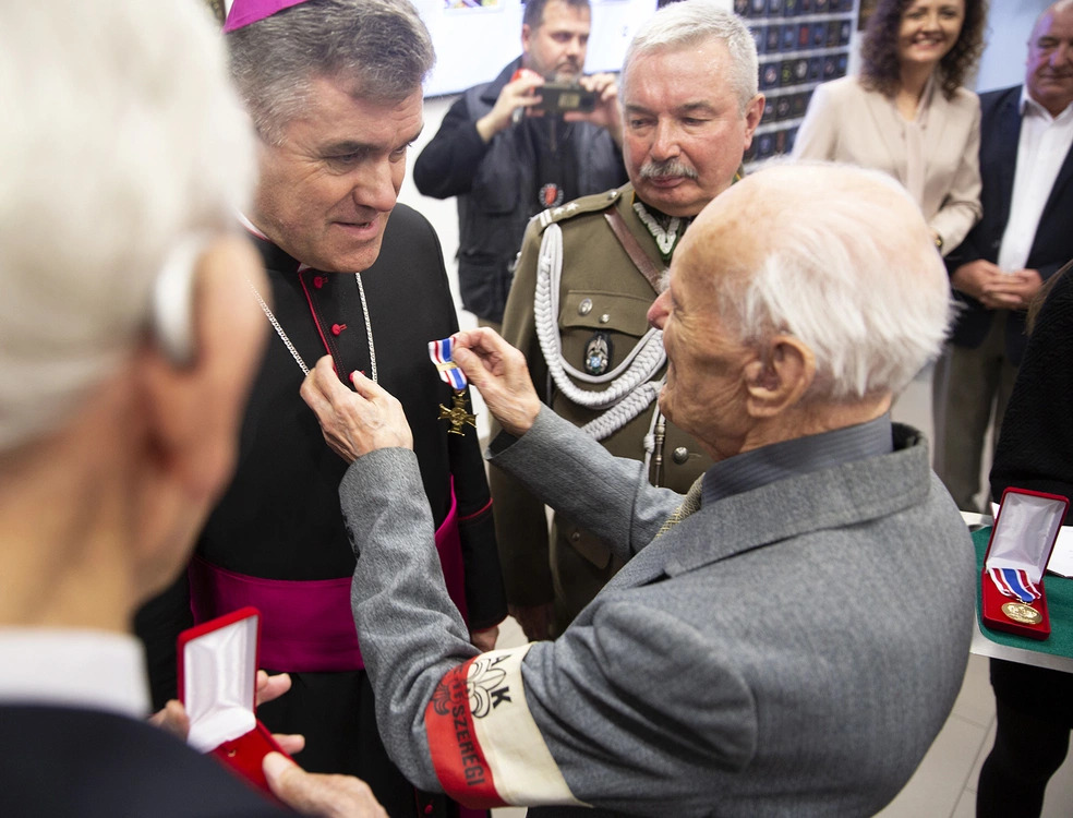 DiecezjaKoszKol's tweet photo. Bp Zbigniew Zieliński został odznaczony w Koszalinie Krzyżem 80. Rocznicy Utworzenia AK. - Wierność żołnierzy AK uczyły mnie wytrwałości w miłości do ojczyzny - powiedział biskup, przyjmując odznaczenie. https://t.co/B06zmGmRXc
