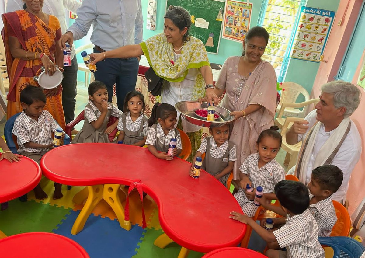 Providing information on good #nutrition during pregnancy, breastfeeding, &amp; timely initiation of foods to newborn babies,<a href="/WorldBank/">World Bank</a>-supported #POSHAN Abhiyaan has benefitted 7 million pregnant women &amp; young children since 2018: <a href="/MamtaMurthi/">Mamta Murthi</a>, VP for #HumanDevelopment, in Mehsana.