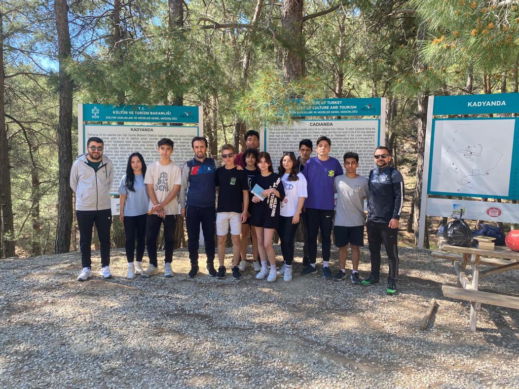 Fethiye Üzümlü Borsa İstanbul Anadolu Lisesi 12. sınıf öğrencileri “Okur Gezer Yazar” proje etkinlikleri kapsamında Kadyanda Antik Kent’e gezi düzenleyerek kitaplarını okudular. <a href="/tcmeb/">Millî Eğitim Bakanlığı</a> <a href="/mugla_mem/">Muğla İl Millî Eğitim Müdürlüğü</a> <a href="/mugla_arge/">ArGe Muğla İl Milli Eğitim Müdürlüğü</a> <a href="/emrecay55/">Emre ÇAY</a> <a href="/memfethiye/">Fethiye İlçe Milli Eğitim Müdürlüğü</a>