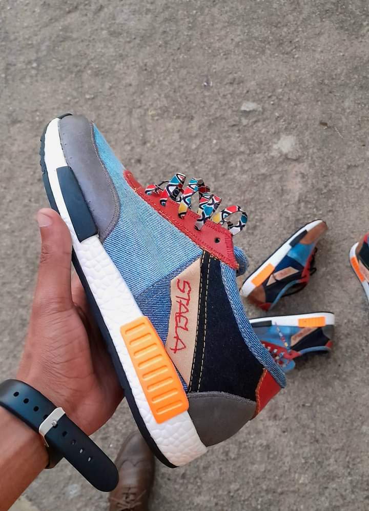 KasiEconomy's tweet photo. Bongani is a young fashion designer from Mpumalanga who manufacturers sneakers out of jeans. 🙌🏾🙌🏾🙌🏾 https://t.co/syWAgdx7Xi