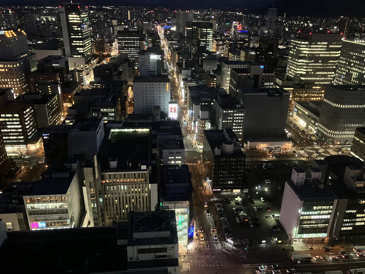 ma714_rad's tweet photo. そういえばホテルから見た札幌の夜景はすごい綺麗でした🌉 https://t.co/HkKl2vBhww