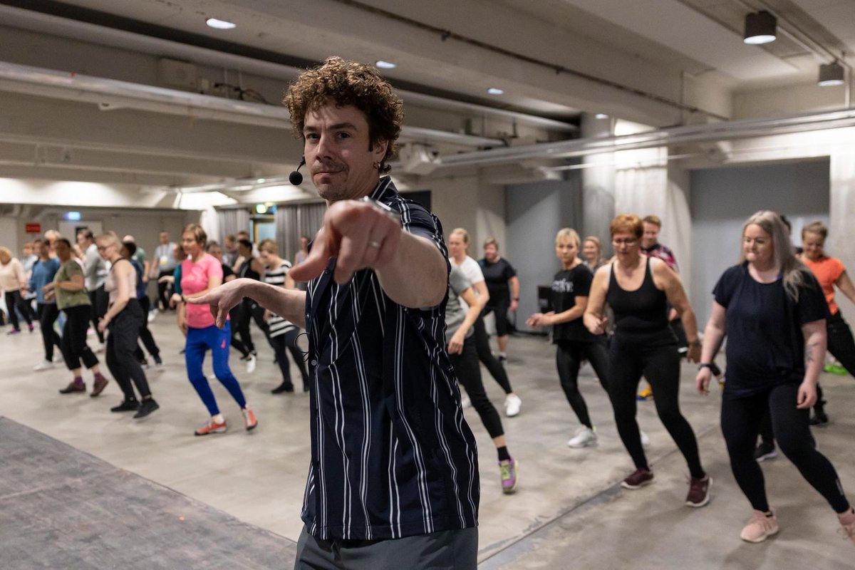 Tunnelmia ensimmäiseltä Liikkuva ja oppiva yhteisö 2023 -seminaaripäivältä!  💙💚💛

Huippupuhujia, verkostoitumista ja liikkeen iloa. Tänään jatketaan 🤸🧘‍♀️🕺🏼

#liikkuvajaoppiva2023 #liikkuvakoulu #liikkuvavarhaiskasvatus #liikkuvaopiskelu