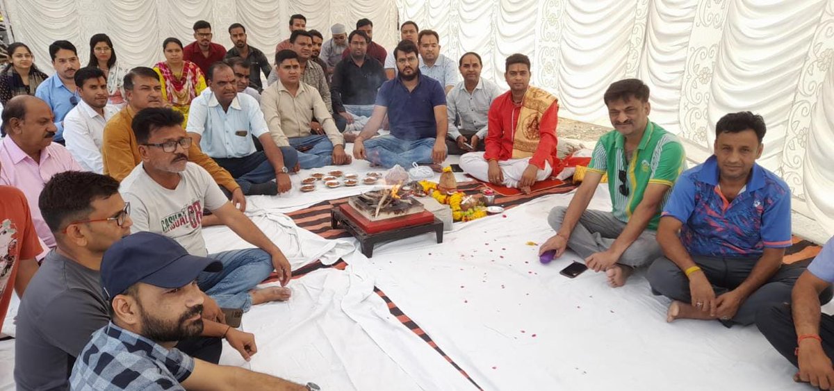 raj_indianews's tweet photo. #JHALAWAR
राजस्थान अधीनस्थ कम्प्यूटर कर्मचारी संघ की समझौते को लागू करने की मांग के चलते अपनी 11 सूत्रीय मांगों को लेकर आज झालावाड़ आई टी कर्मचारियो द्वारा मिनी सचिवालय के सामने धरना देकर सद्बुद्धि हवन का आयोजन किया गया।।
धरनार्थियों ने बताया कि उनकी 11 सूत्रीय मांगे है https://t.co/UZ9EFvSOAW