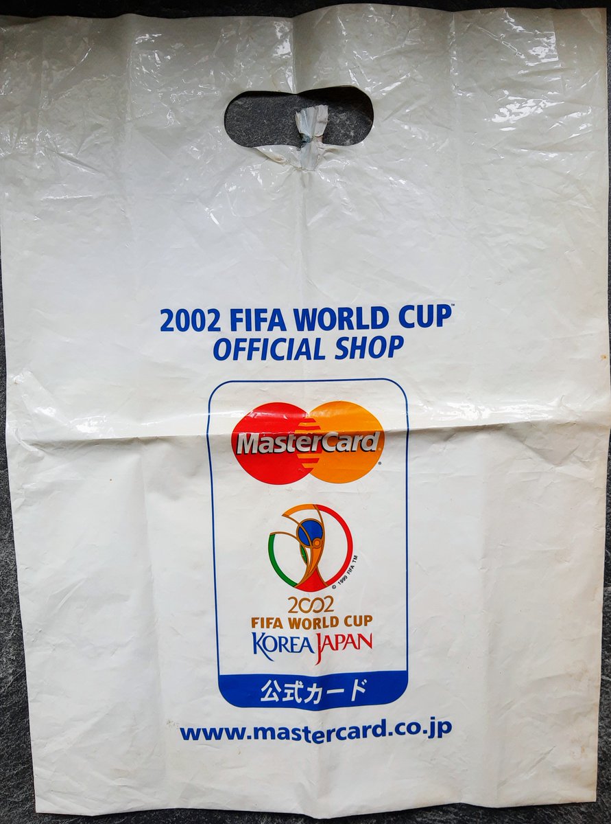 Gurako_S36's tweet image. 古いビニール袋を整理、2002年⚽ワールドカップ日韓大会が出てきた。親友が公式グッズをドイツまで送ってくれたっけ。🇯🇵日本は中田英寿フィーバー。🇩🇪オリバー・カーンがゴールキーパーでクローゼがいいとこでシュート決めてた。結局ブラジル優勝。当時🇮🇹トッティと🇵🇹フィーゴがお気に入り。#2002WC