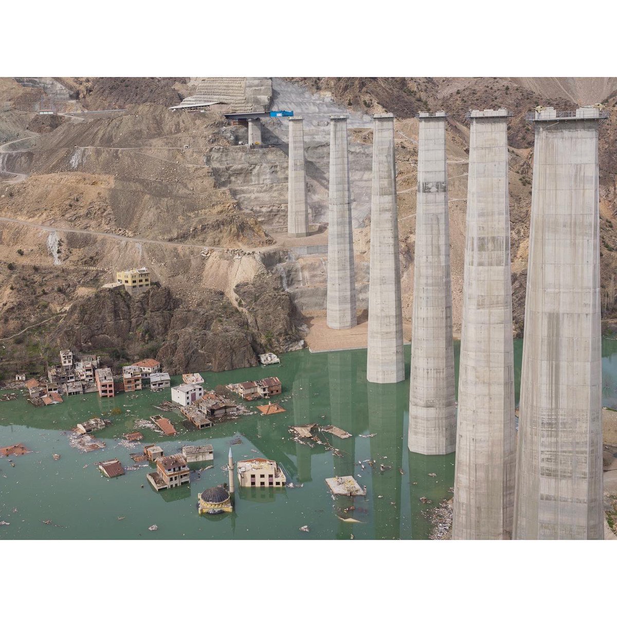 mbilgesatkin's tweet image. One of the controversial dams of the Coruh Development Project, the Yusufeli Dam, will submerge approximately one district center and seven villages, directly affecting around 20,000 people. #yusufelibaraji #damproject #climateinjustice #climatechange #humanrights