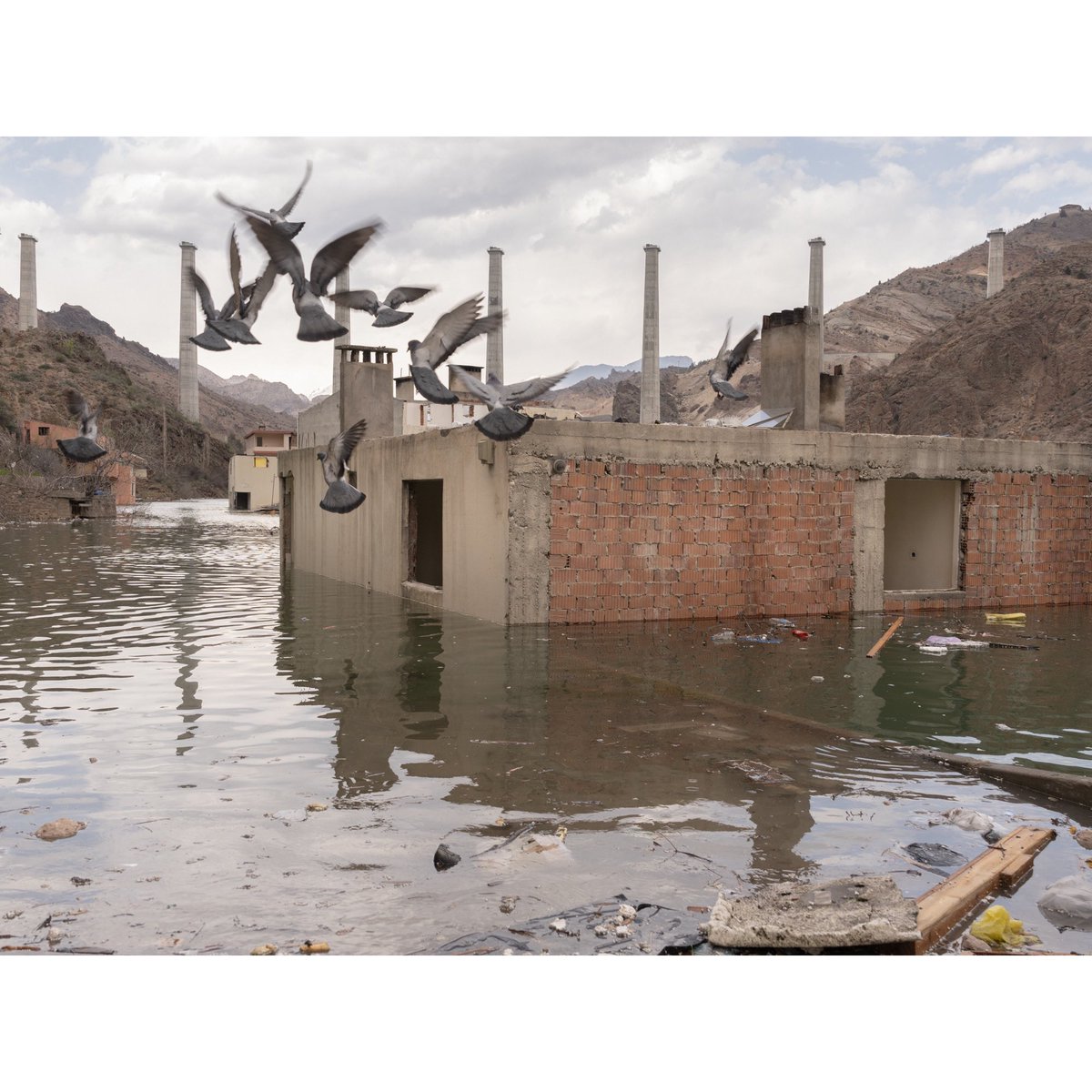 mbilgesatkin's tweet image. One of the controversial dams of the Coruh Development Project, the Yusufeli Dam, will submerge approximately one district center and seven villages, directly affecting around 20,000 people. #yusufelibaraji #damproject #climateinjustice #climatechange #humanrights