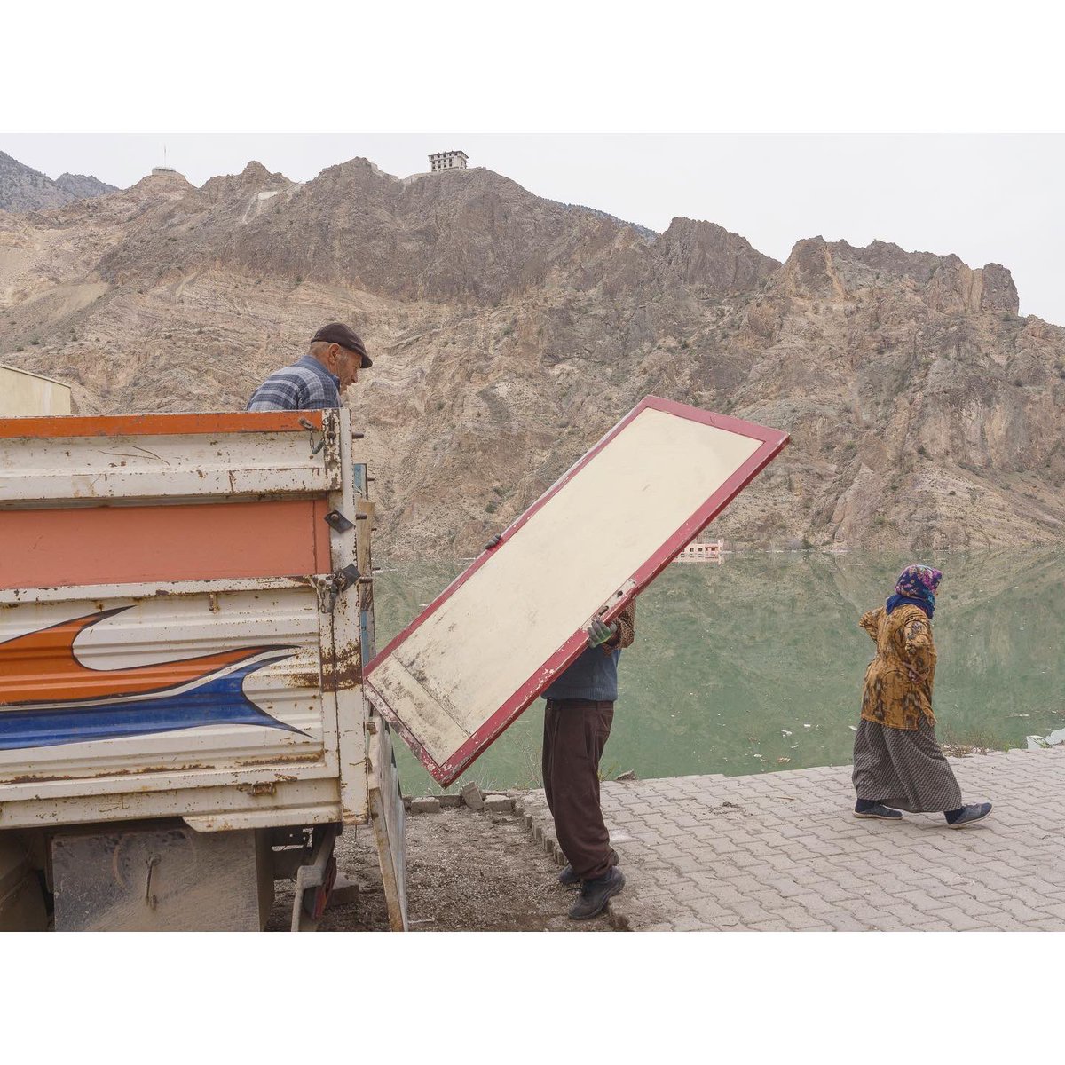 mbilgesatkin's tweet image. One of the controversial dams of the Coruh Development Project, the Yusufeli Dam, will submerge approximately one district center and seven villages, directly affecting around 20,000 people. #yusufelibaraji #damproject #climateinjustice #climatechange #humanrights