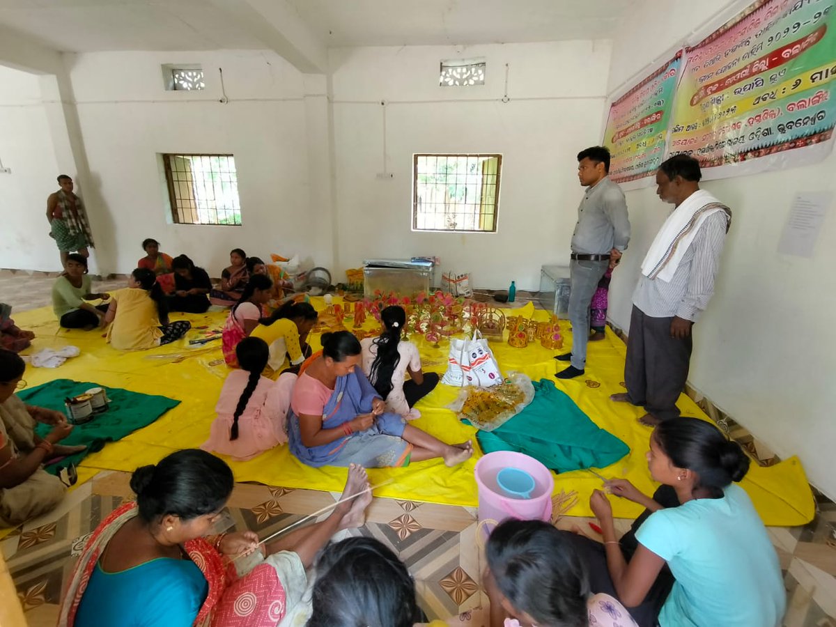 adhbolangir's tweet photo. visited the craft village programme (CVP) in Paddy craft at Arda, Deogaon Block https://t.co/z5H7ni5dfi