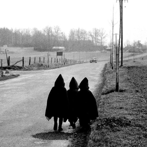 Monica_FdB's tweet photo. ◾ 3️⃣ mujeres, 5️⃣ hombres. #HaiMulleres a tope 
#Distopia #elcuentodelacriada

#fotografia #photography Willy Ronis | 1️⃣9️⃣5️⃣4️⃣

#cuchipandi #juegosreunidos #avivirdelcuento #siemprelasmismas #coledistopico #tartufos #HabelasHainas #ladooscuro #iLoveironia https://t.co/uD3Oaa9xmE