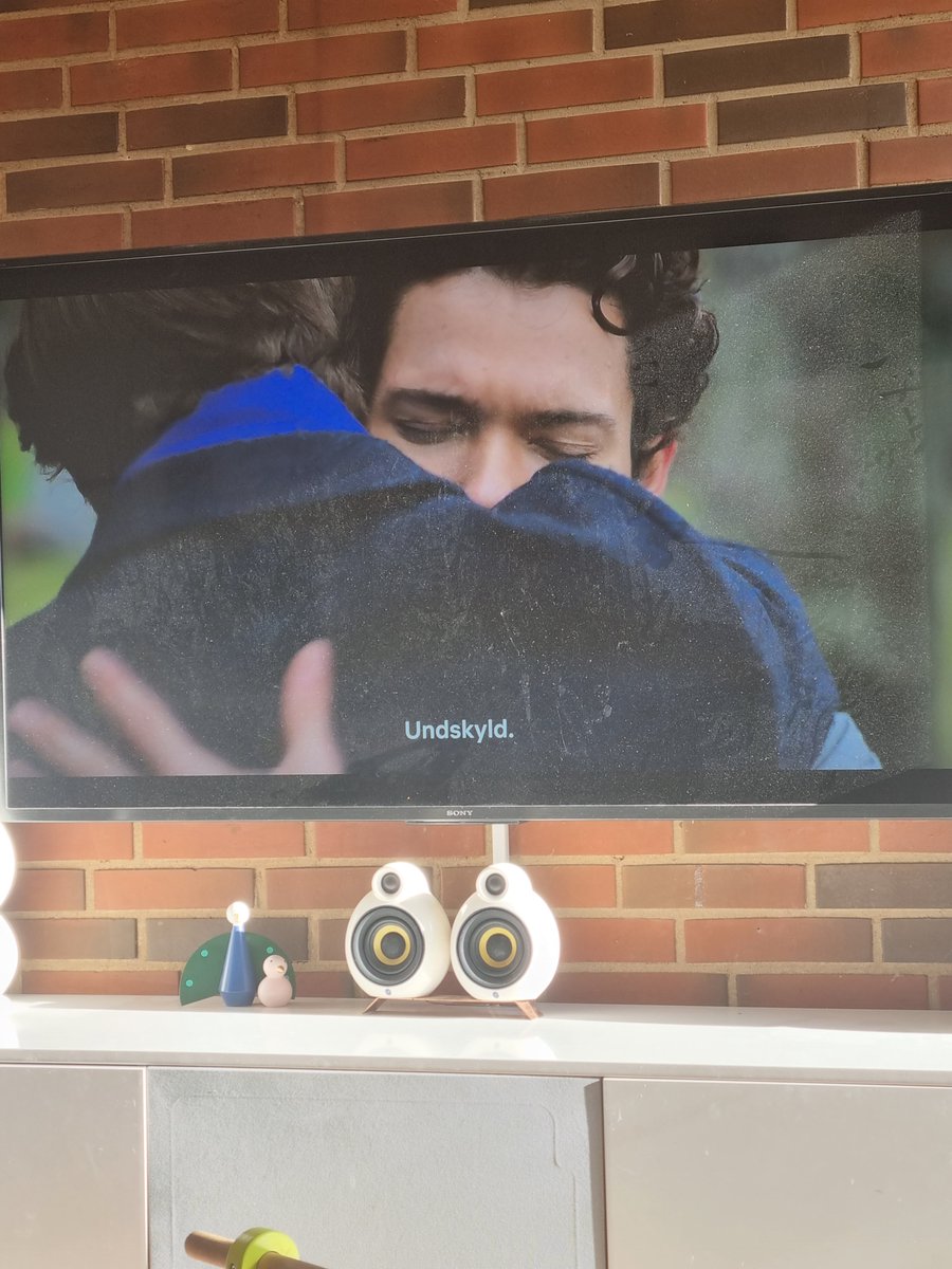 KrogagerM's tweet photo. Another great morning to look at the dusty tv and tell someone that you wish them a happy christmas ๐๐
#Youngroyals #yrfandom #OmarRudberg #EdvinRyding #YRepisode6 https://t.co/S5qU9C4o3e