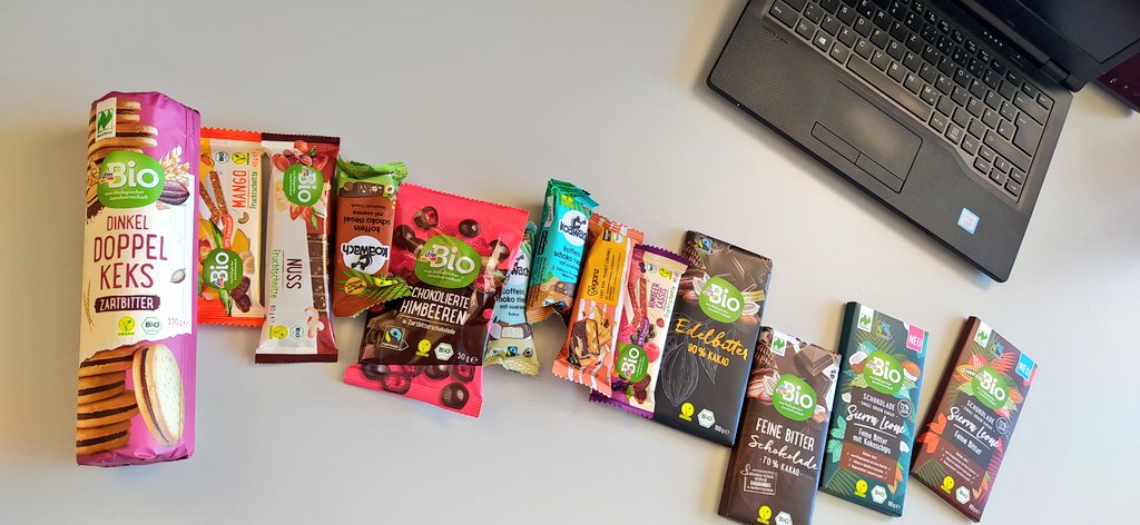 verenajacaranda's tweet photo. Der Kollege, dessen Portemonnaie ich neulich vor dem Bürogebäude auf dem Gehweg gefunden habe, bedankt sich liebevoll 🍫🍪 und kennt nun das vegan Sortiment von dm ein bisschen besser. Freu mich darauf, einiges davon neu auszuprobieren 
#Finderlohn https://t.co/DxBZxuoMaX