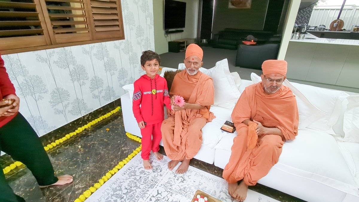 rajkotgurukul's tweet photo. Pu. Mahant Swami Padharamani at Brisbane (Australia)
.
.
#swaminarayan #rajkotgurukul #Gurukul #australia #brisbane #brisbanecity #teslacars #tesla #Saints #satsang #vicharan #swami #mahantswami #spiritual #devotee https://t.co/U63DhU24Xi