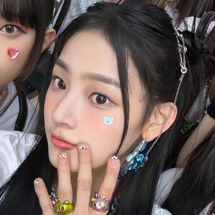 demureselle's tweet photo. finding interactive moots ?? not new to #kpoptwt &amp; #stantwt . can u pls rt / like this hihi thank u sm ♡ https://t.co/zL5okv6D4S