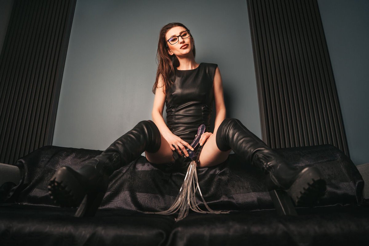 SASSY_PAULA_M's tweet photo. #cammodelsSM #mistress #online #serve #spoil #obeyme #worship #slavingallday https://t.co/M96b7nXALX